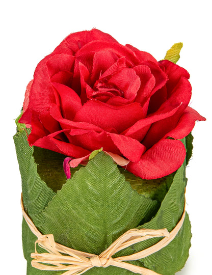 Gros plan sur la fleur de la Rose dans un pot en feuillage pour mariage