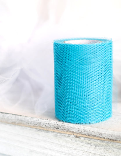 Gros plan du rouleau de tulle bleu turquoise 20 mètres et largeur 8 cm