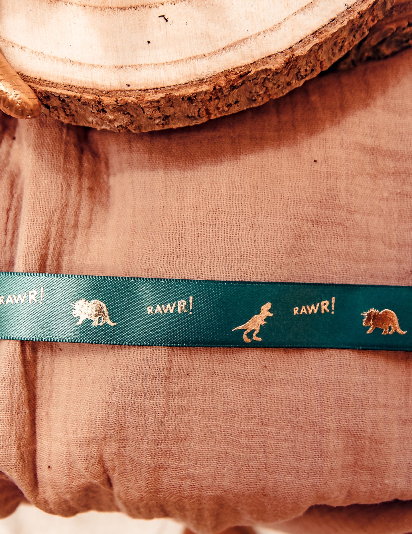 Dinoszaurusz és Rawr szatén szalag! Arany permetezett arany 1,9 cm x 10 m
