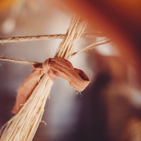 Gros plan sur le nœud du ruban gaze de coton style bohème