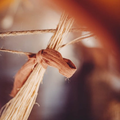 Gros plan sur le nœud du ruban gaze de coton style bohème