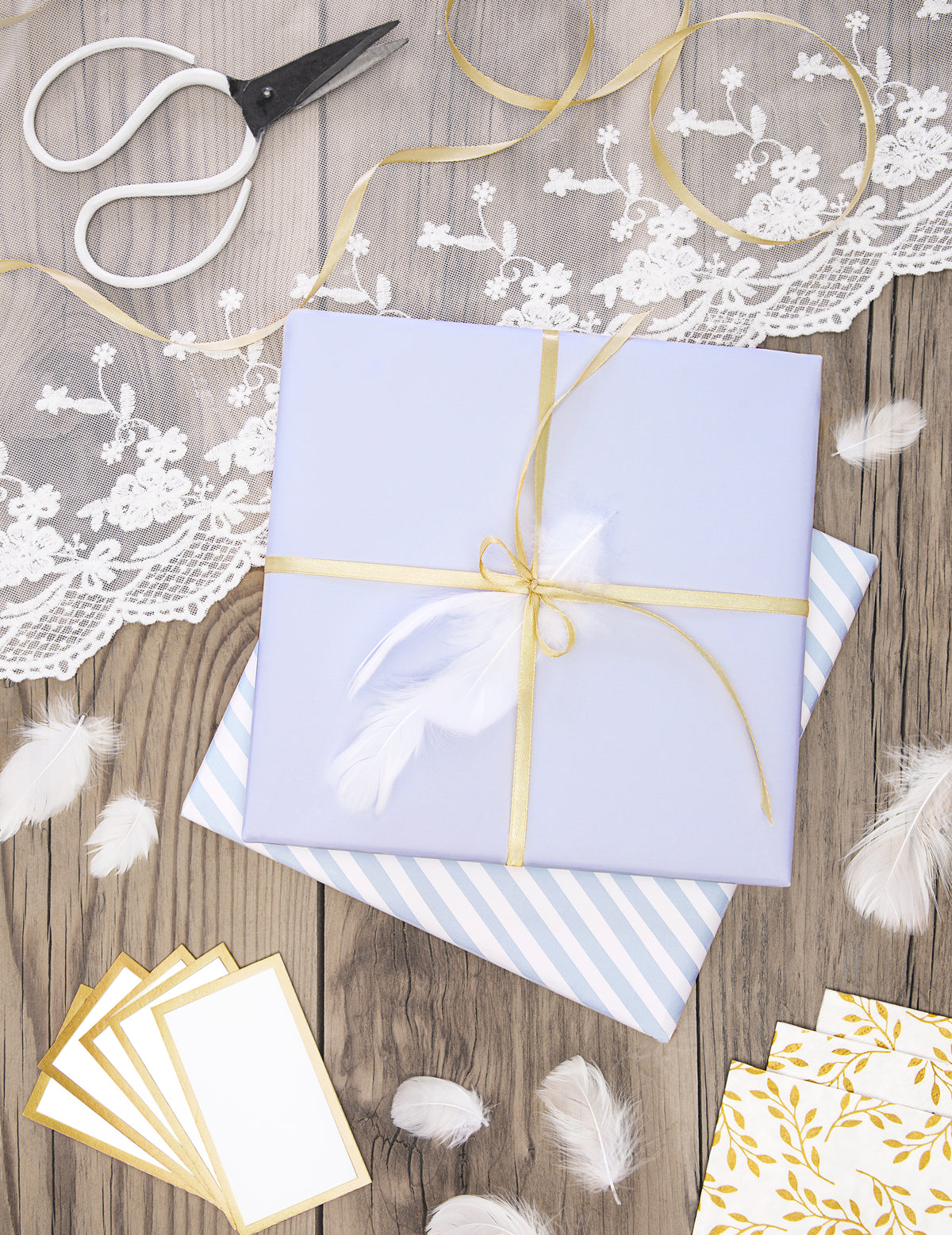 Mise en situation sur un paquet cadeau du ruban satin pour fête doré ocre