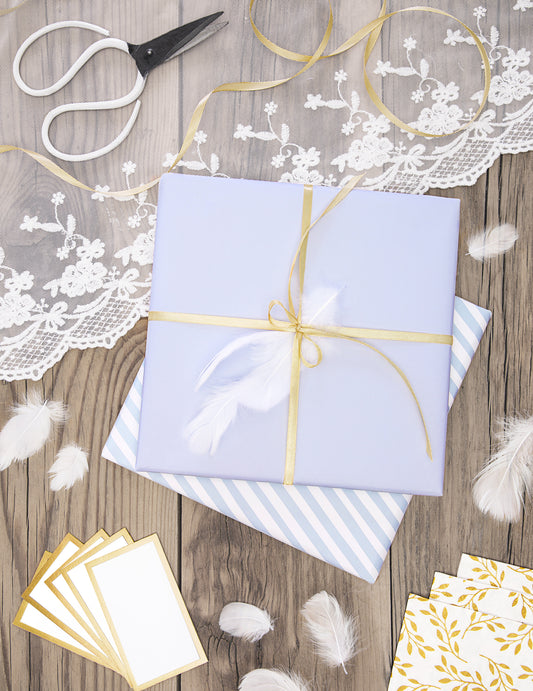 Mise en situation sur un paquet cadeau du ruban satin pour fête doré ocre