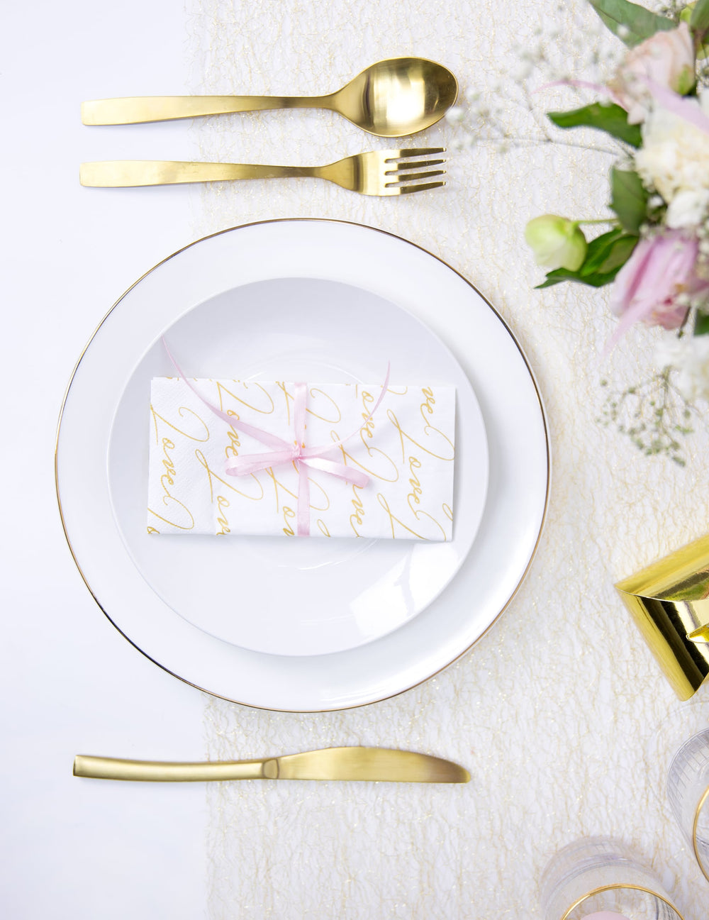 Nœud décoratif sur une serviette du ruban en satin rose