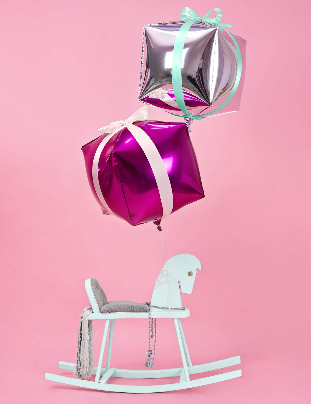 Dekoratív masni szaténszalagból egy ballonra díszítéshez