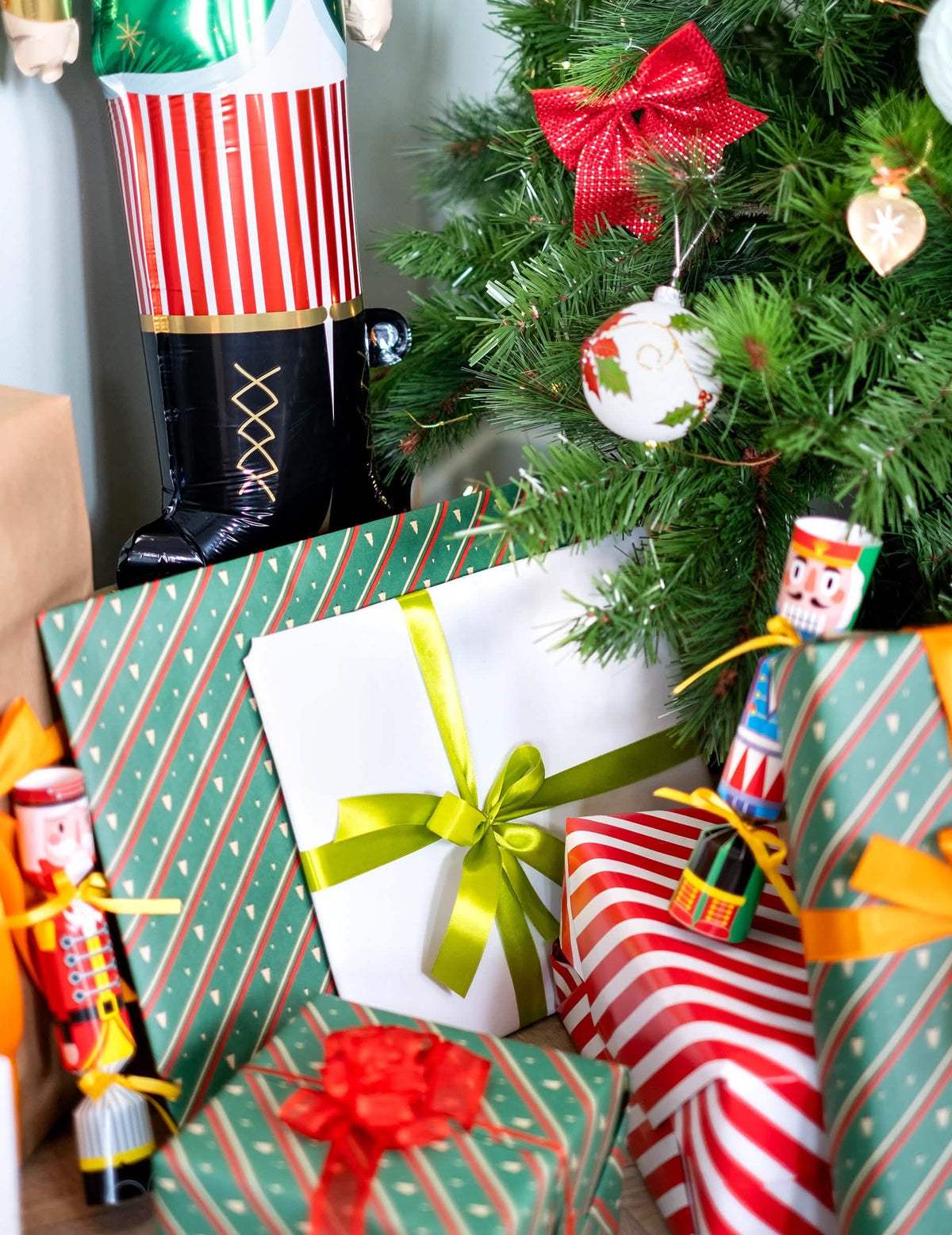 Ünnepi szaténszalagból készült masni ajándékcsomag díszítéséhez