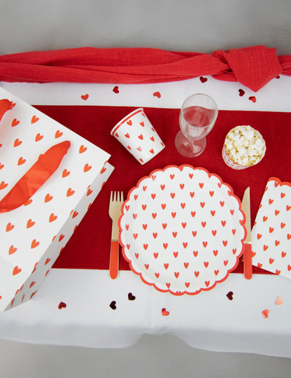 Papírzacskó apró piros szívekkel, 28 x 25 cm