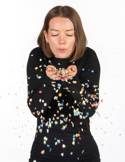 A színes konfetti zsák eldobásának bemutatása