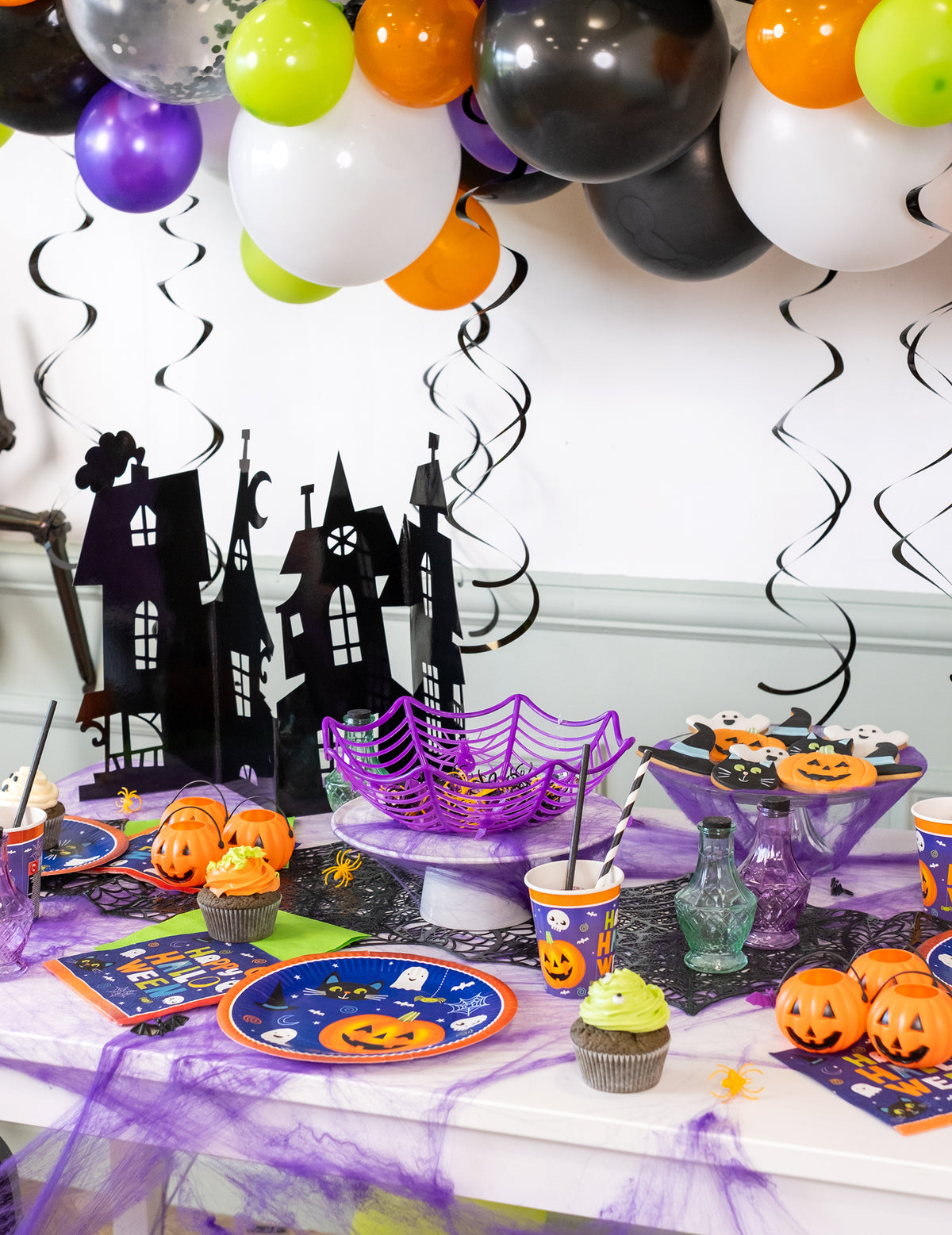 Mise en scène thématique de la table de fête du saladier toile d'araignée pour Halloween