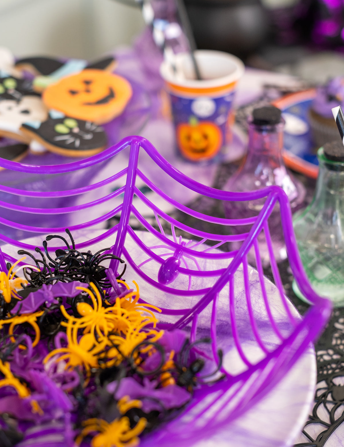 Gros plan sur les araignées en plastique du saladier toile d'araignée pour Halloween