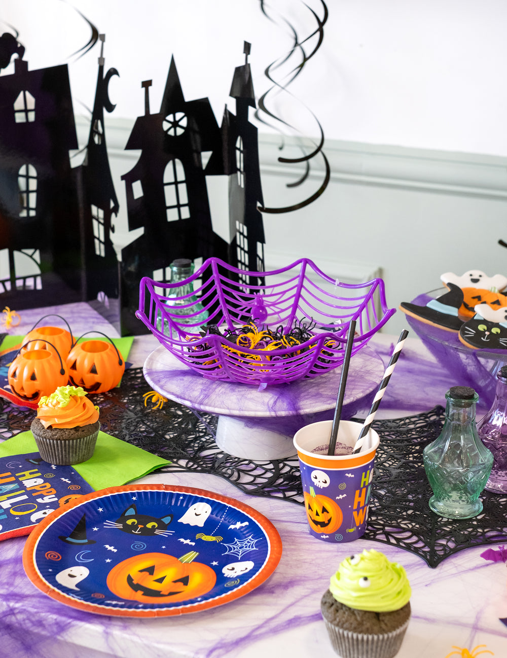 Mise en scène sur une table de fête du saladier toile d'araignée pour Halloween