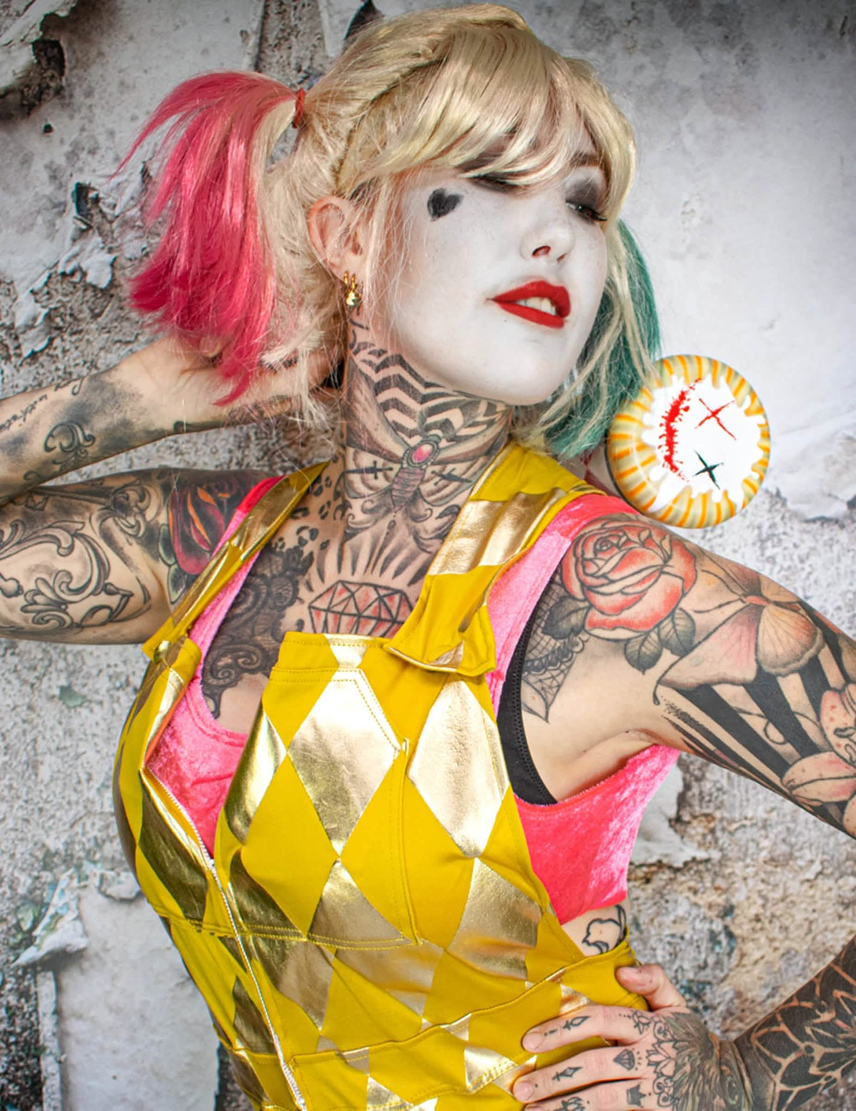 Közelkép a Harley Quinn Birds of Prey™ sminkekről és a kantáros nadrág felsőrészéről