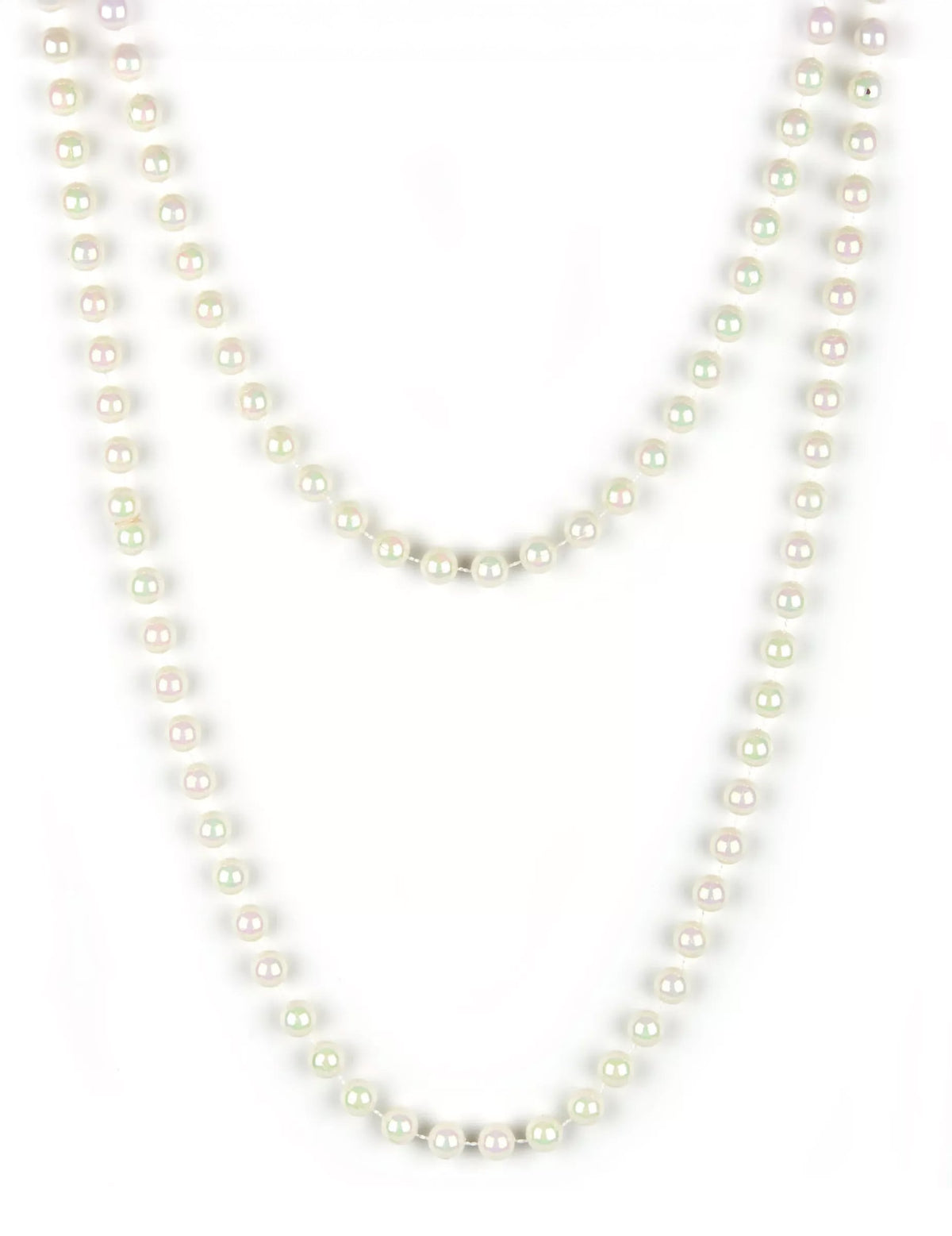 Gros plan sur les perles du sautoir de perles nacrées pour femme