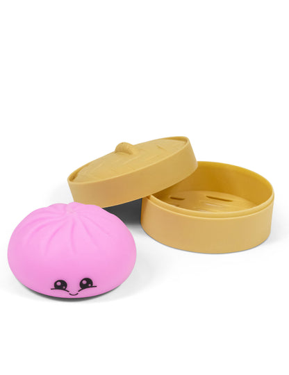 Bao rose à visage à côté de son panier vapeur de la balle anti stress Scrunchems Bao