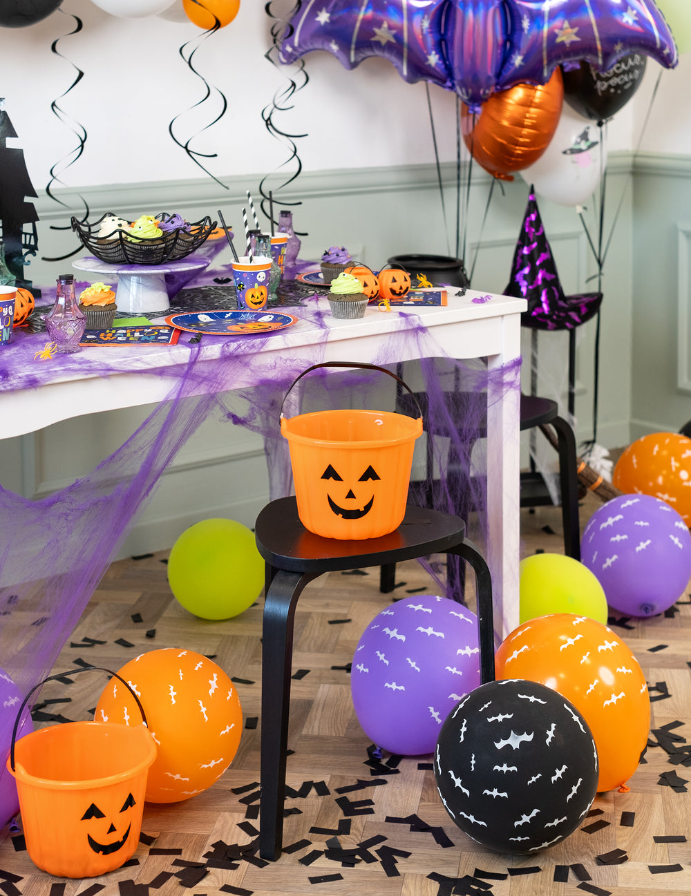 Mise en situation dans un décor de fête du seau citrouille pour Halloween