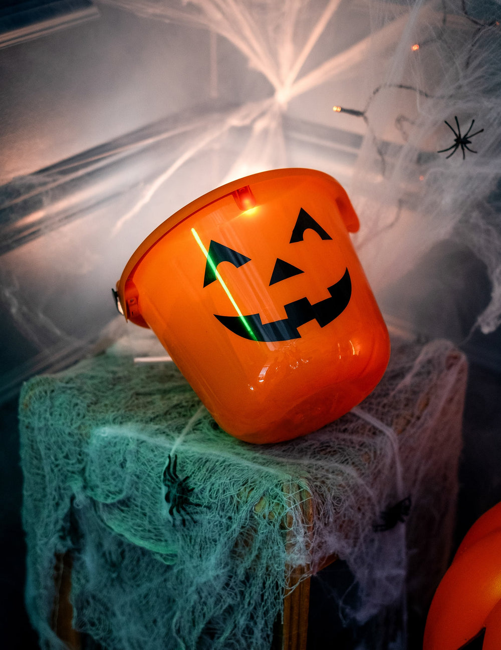 Mise en situation avec décor du seau citrouille pour Halloween