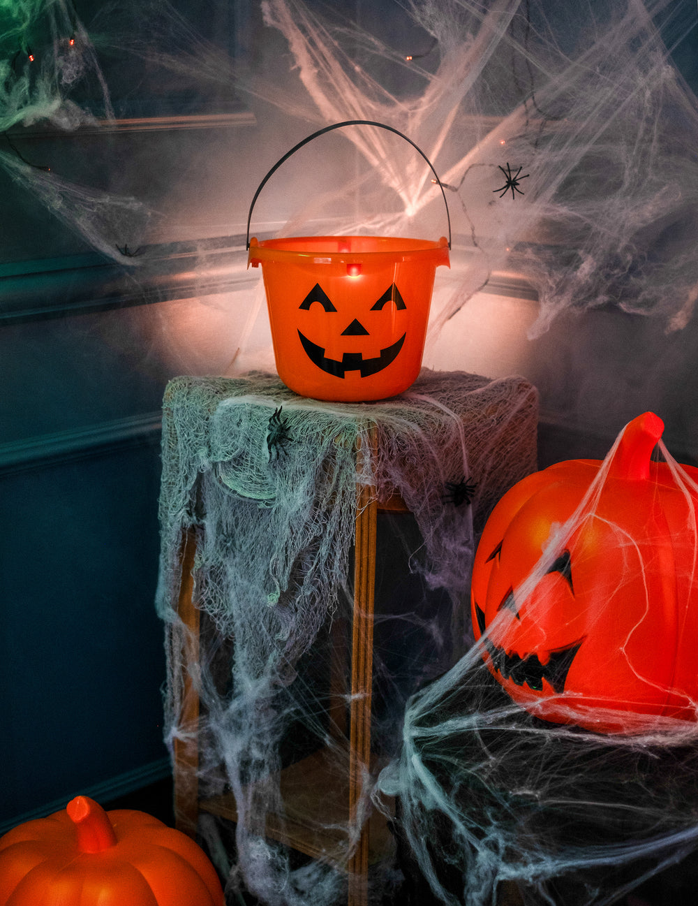 Détail de l'effet lumineux LED du seau citrouille Halloween