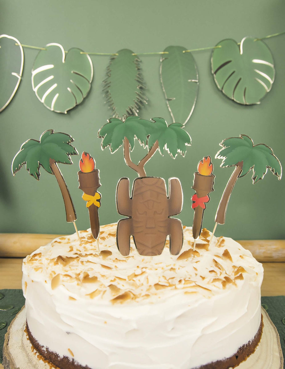 Gros plan sur les motifs tiki et palmiers des décorations pour gâteau aventurier
