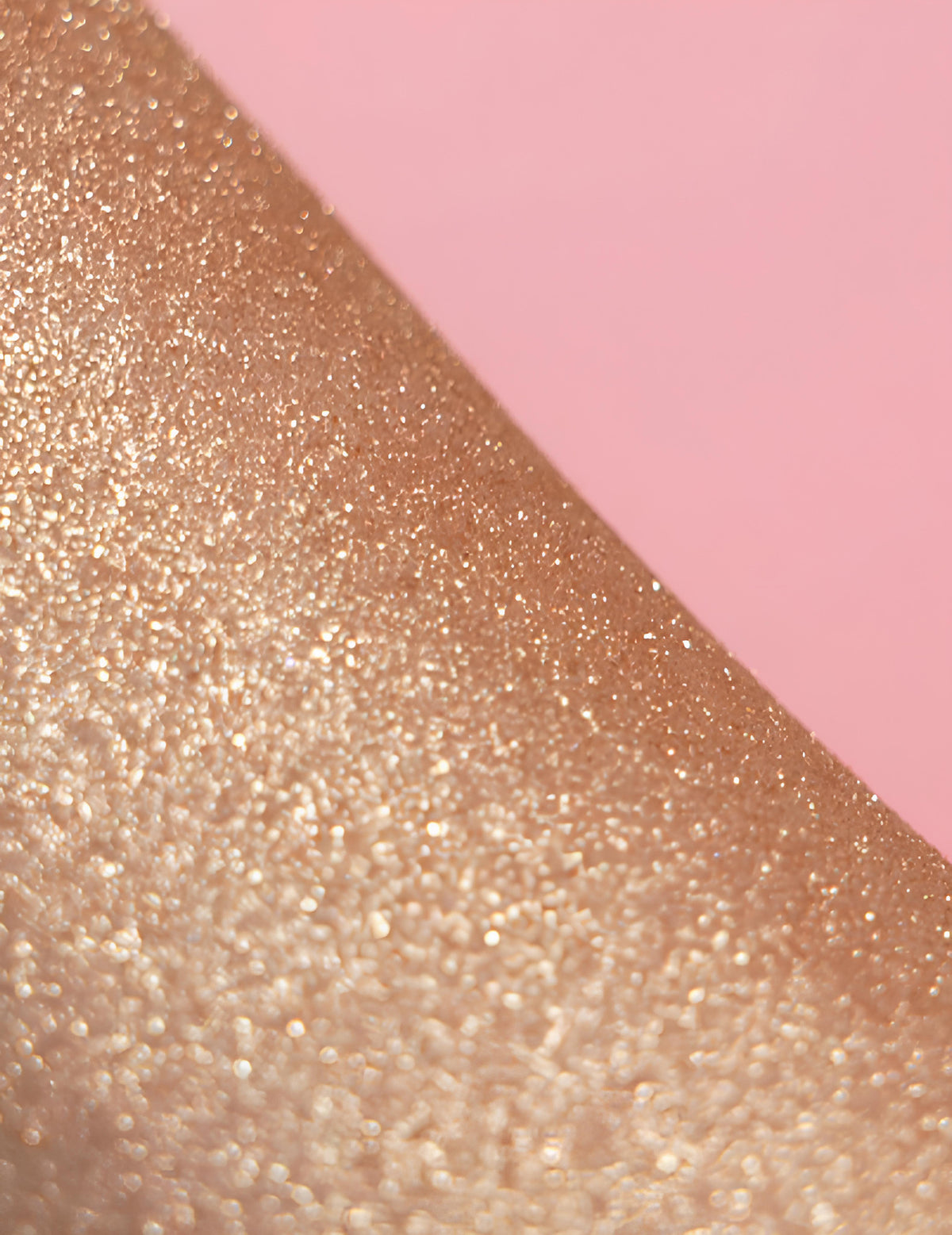 Détail du rendu des paillettes sur la peau du spray poudre pailleté Si si la paillette