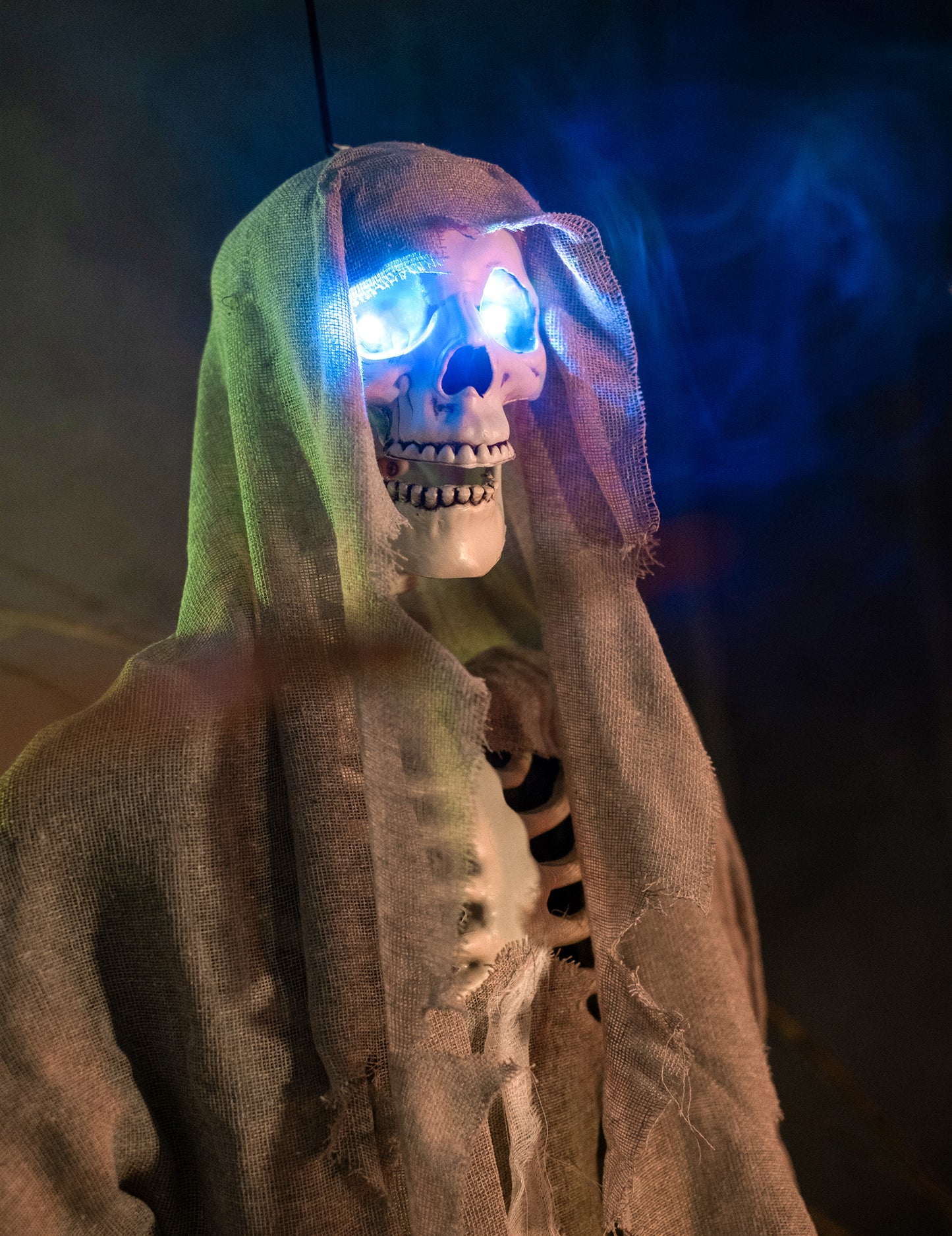 Világító szürke függő csontváz Halloweenre 180 cm