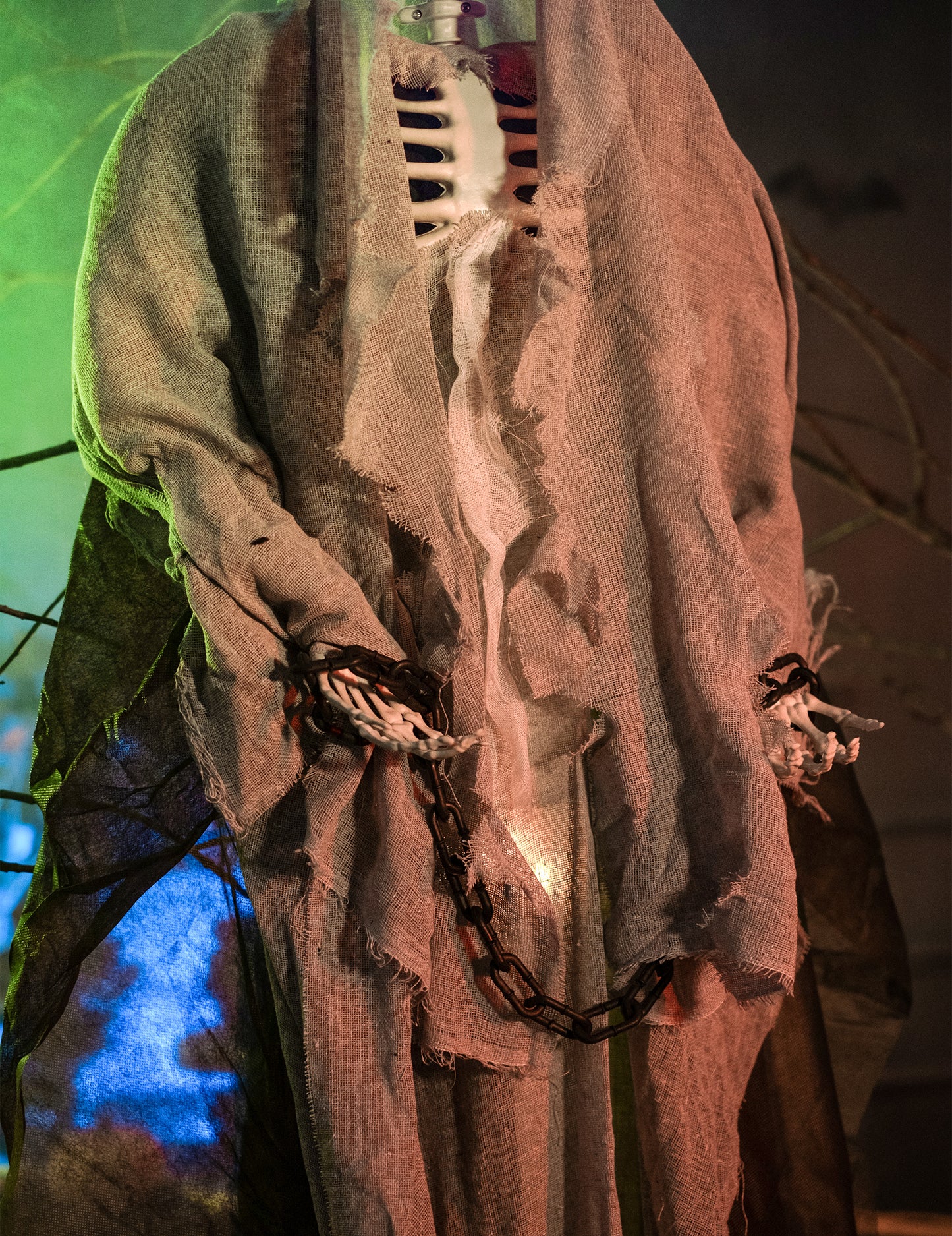 Világító szürke függő csontváz Halloweenre 180 cm