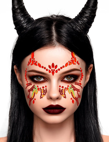 Détail du rendu sur le visage des strass adhésifs diable enflammé