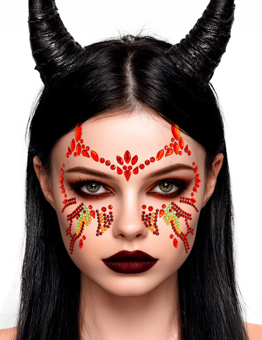 Détail du rendu sur le visage des strass adhésifs diable enflammé