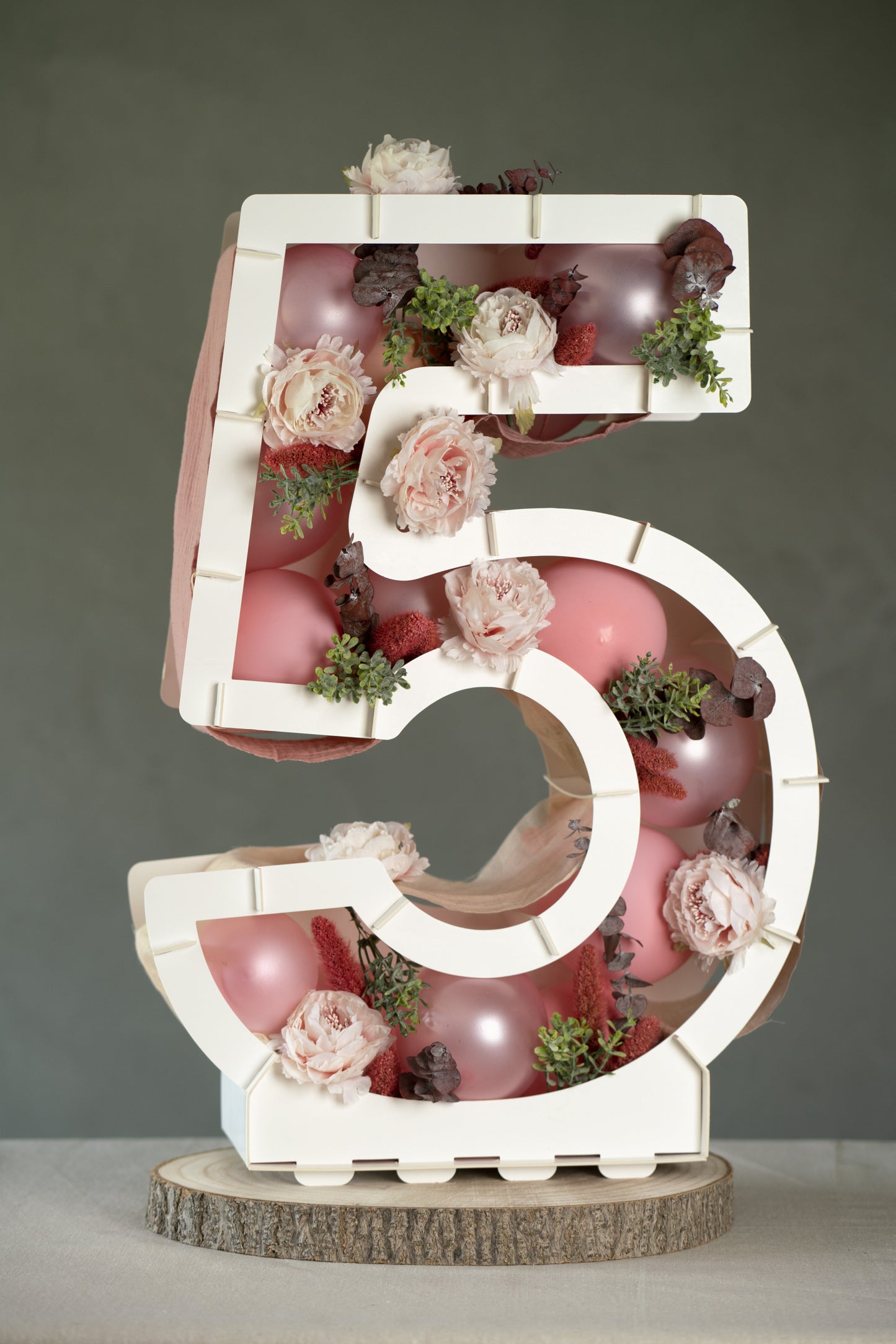 Fehér számszerkezet lufikhoz 64 cm megtöltendő kartondoboz