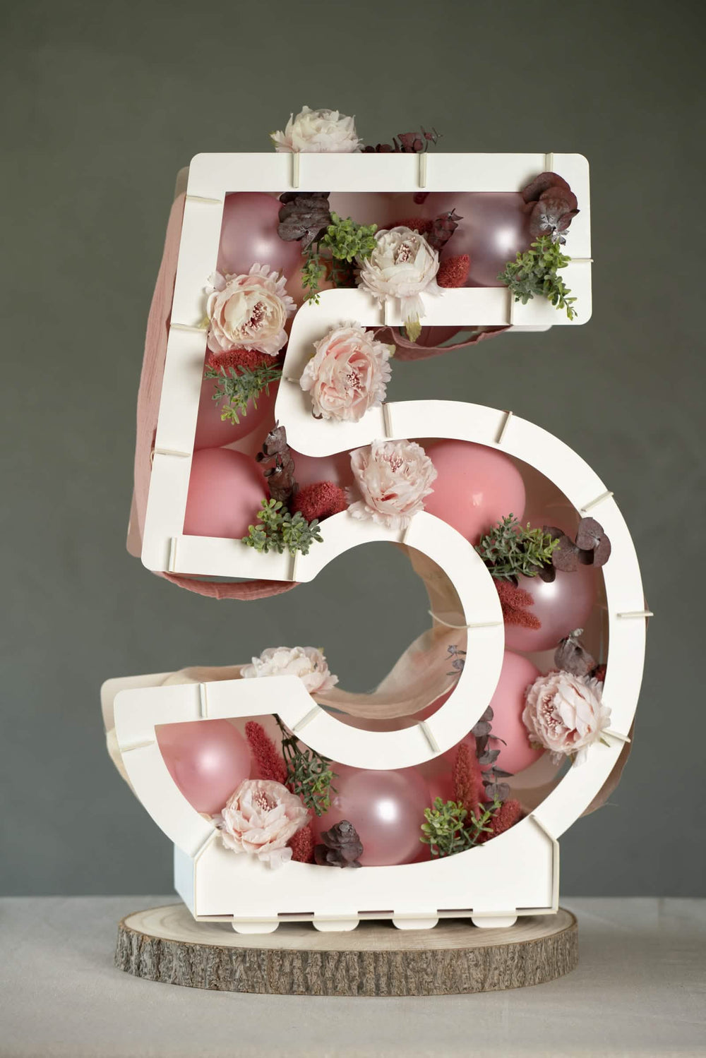 Chiffre 5 garni de fleurs et ballons de la structure chiffre blanc pour ballons en carton à garnir