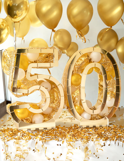 Mise en scène du nombre 50 de la structure chiffre doré pour ballons en carton