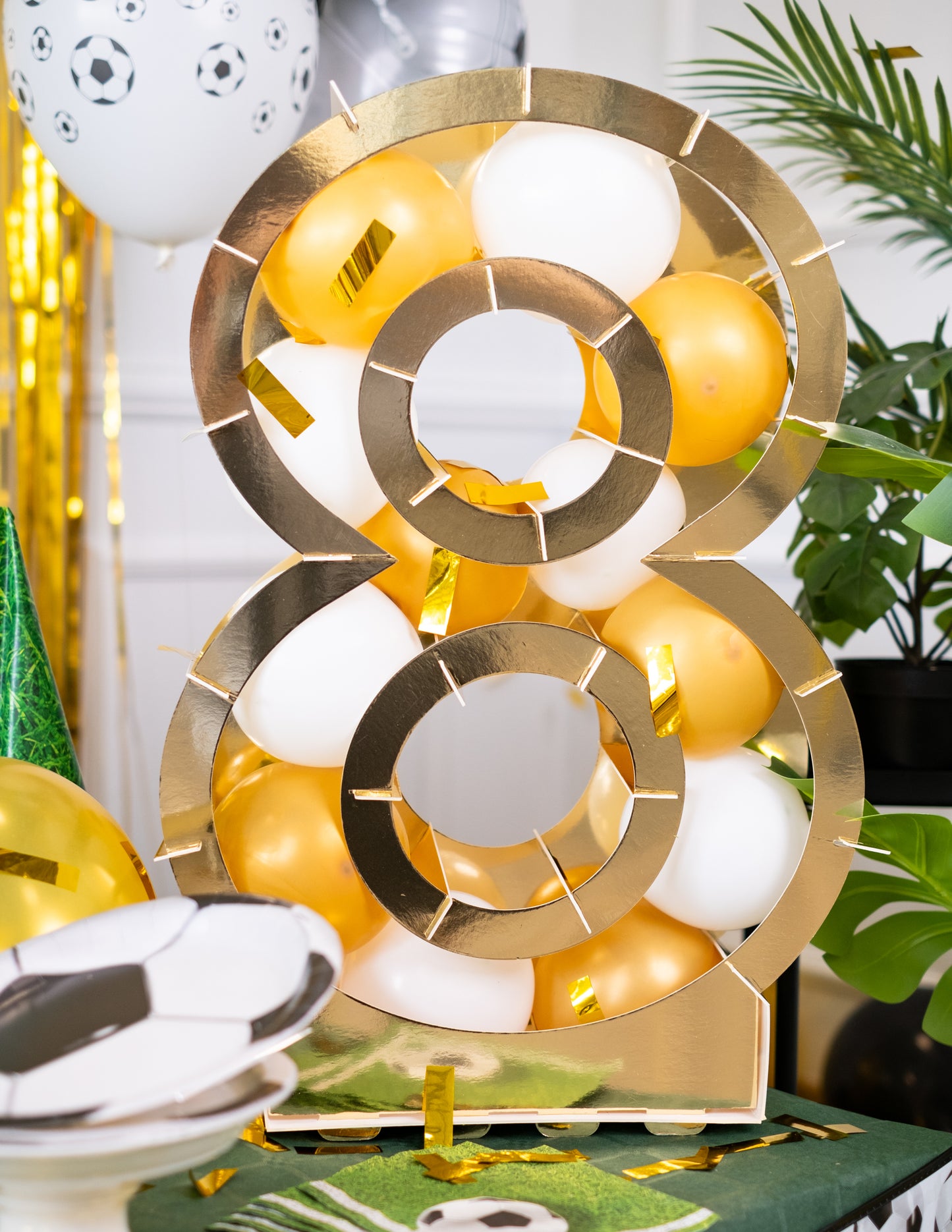 Mise en scène du chiffre 8 de la structure chiffre doré pour ballons en carton