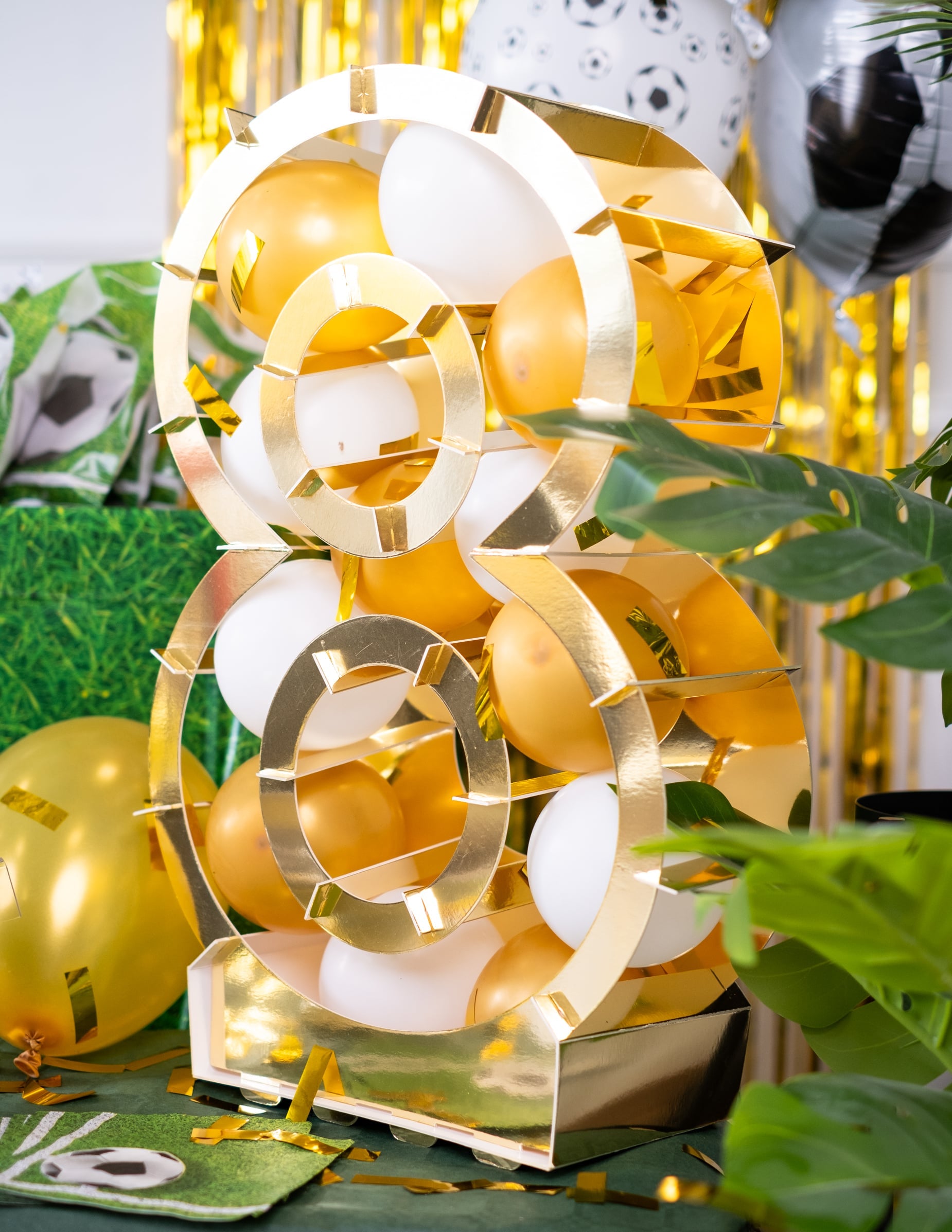 Gros plan sur le chiffre 8 de la structure chiffre doré pour ballons en carton