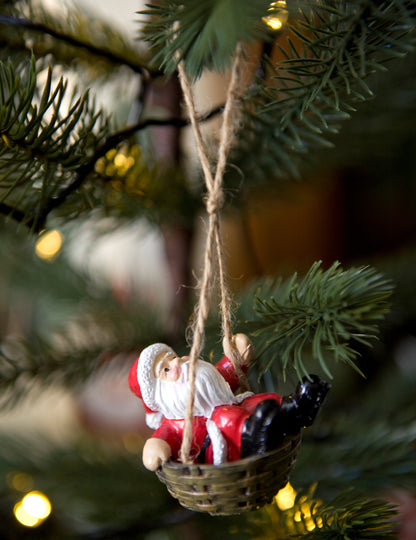 A Mikulás a gyantás kosarában lóg, 6 x 4 x 4 cm fenyőfára
