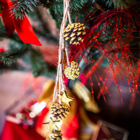 Fenyőtoboz és arany csillámos csillag függőlámpa 50 cm