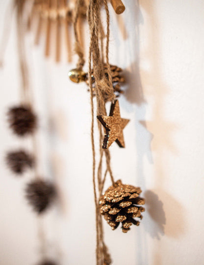 Réz csillámos fenyőtoboz függőlámpa 50 cm és fa csillagok