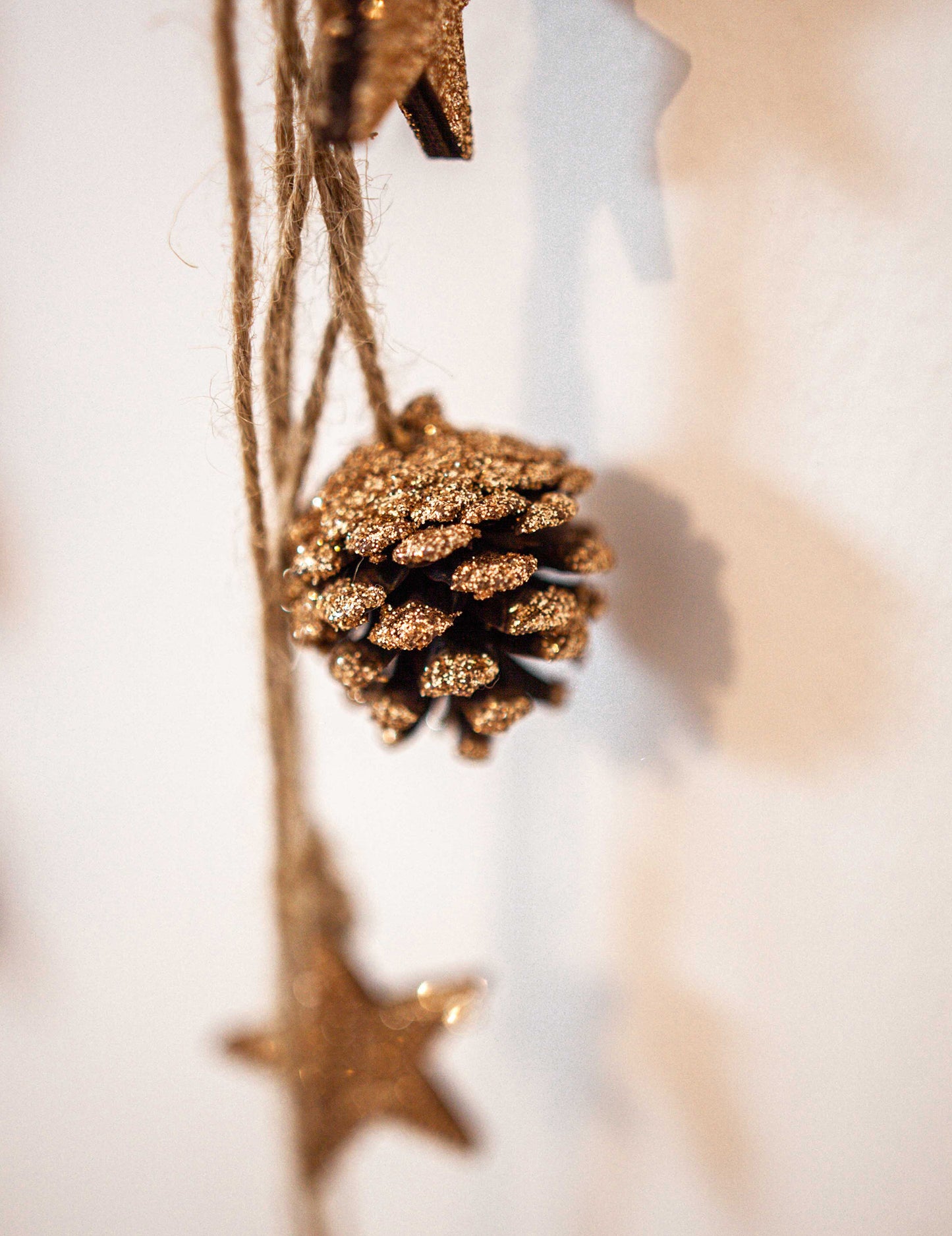 Réz csillámos fenyőtoboz függőlámpa 50 cm és fa csillagok