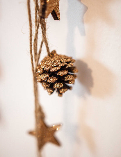 Réz csillámos fenyőtoboz függőlámpa 50 cm és fa csillagok