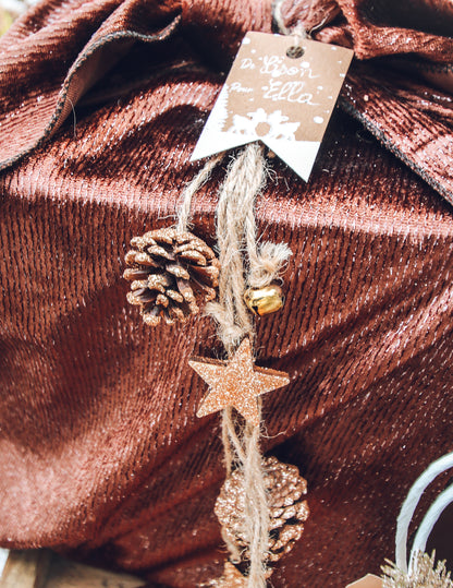 Réz csillámos fenyőtoboz függőlámpa 50 cm és fa csillagok