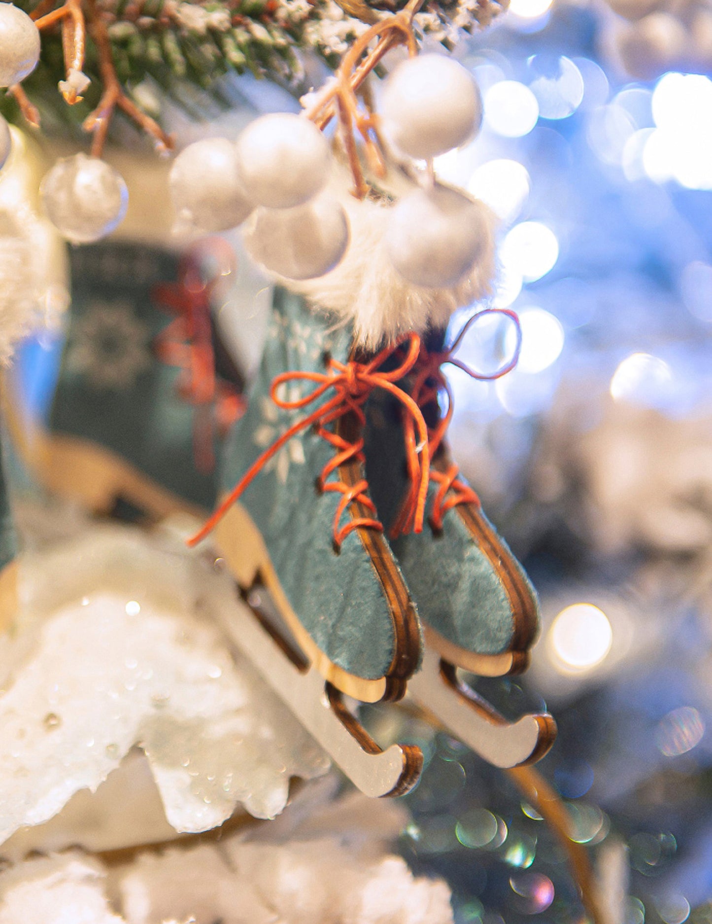 Kék korcsolya karácsonyfadísz 9 cm műszőrmével