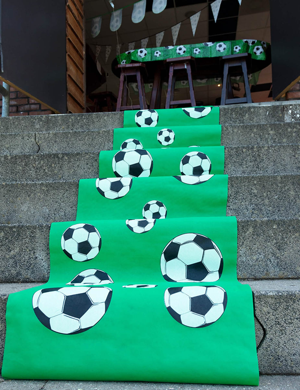 Lépcsőfokokon elhelyezett Tapis Foot party