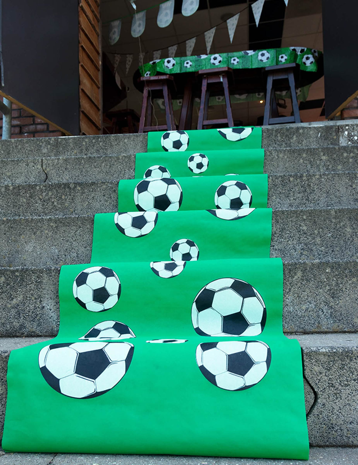 Lépcsőfokokon elhelyezett Tapis Foot party