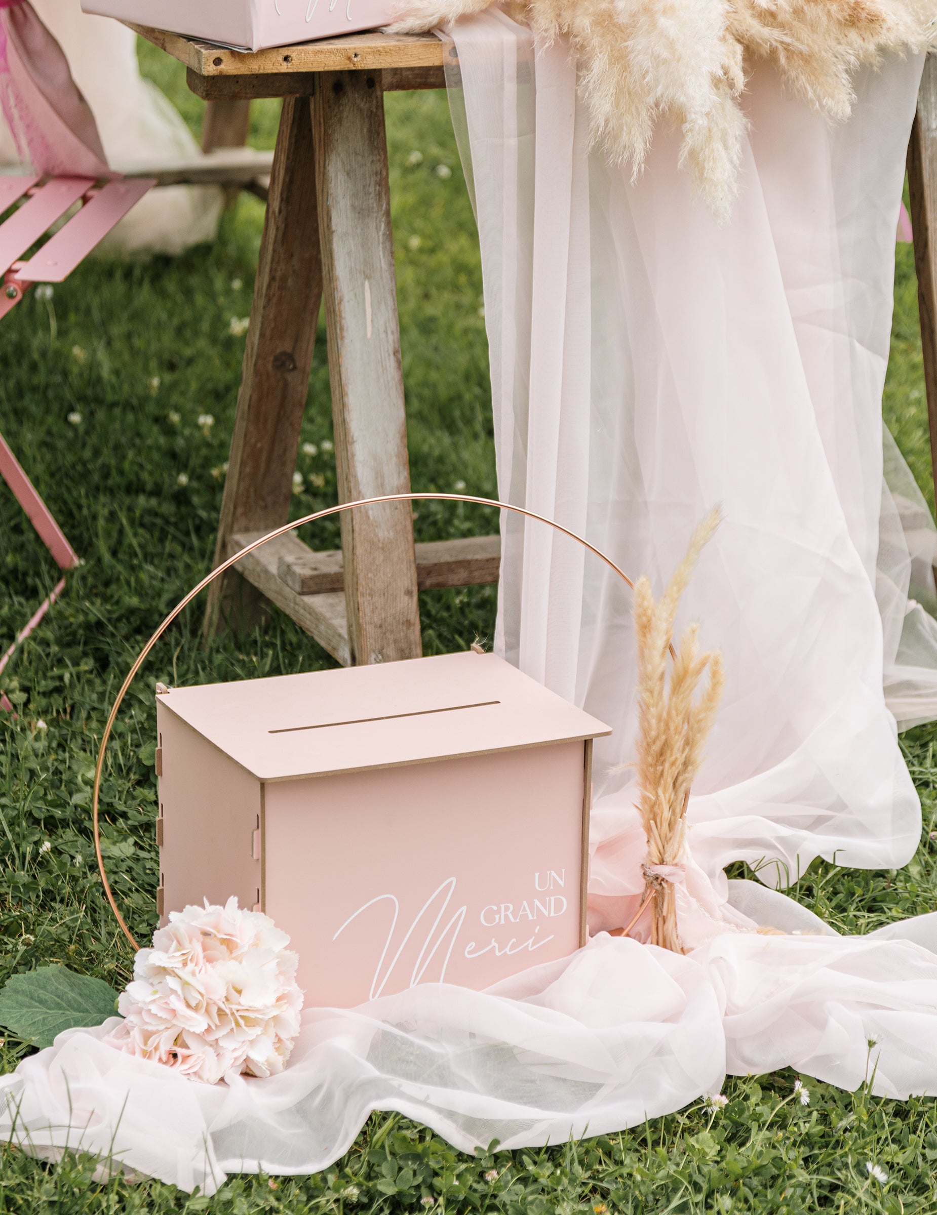 Décoration d'une urne de mariage avec la tête d'hortensia artificielle rose en tissu