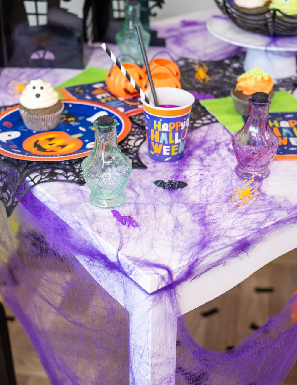 Pókhálós halloween asztali dekorációs jelenethez