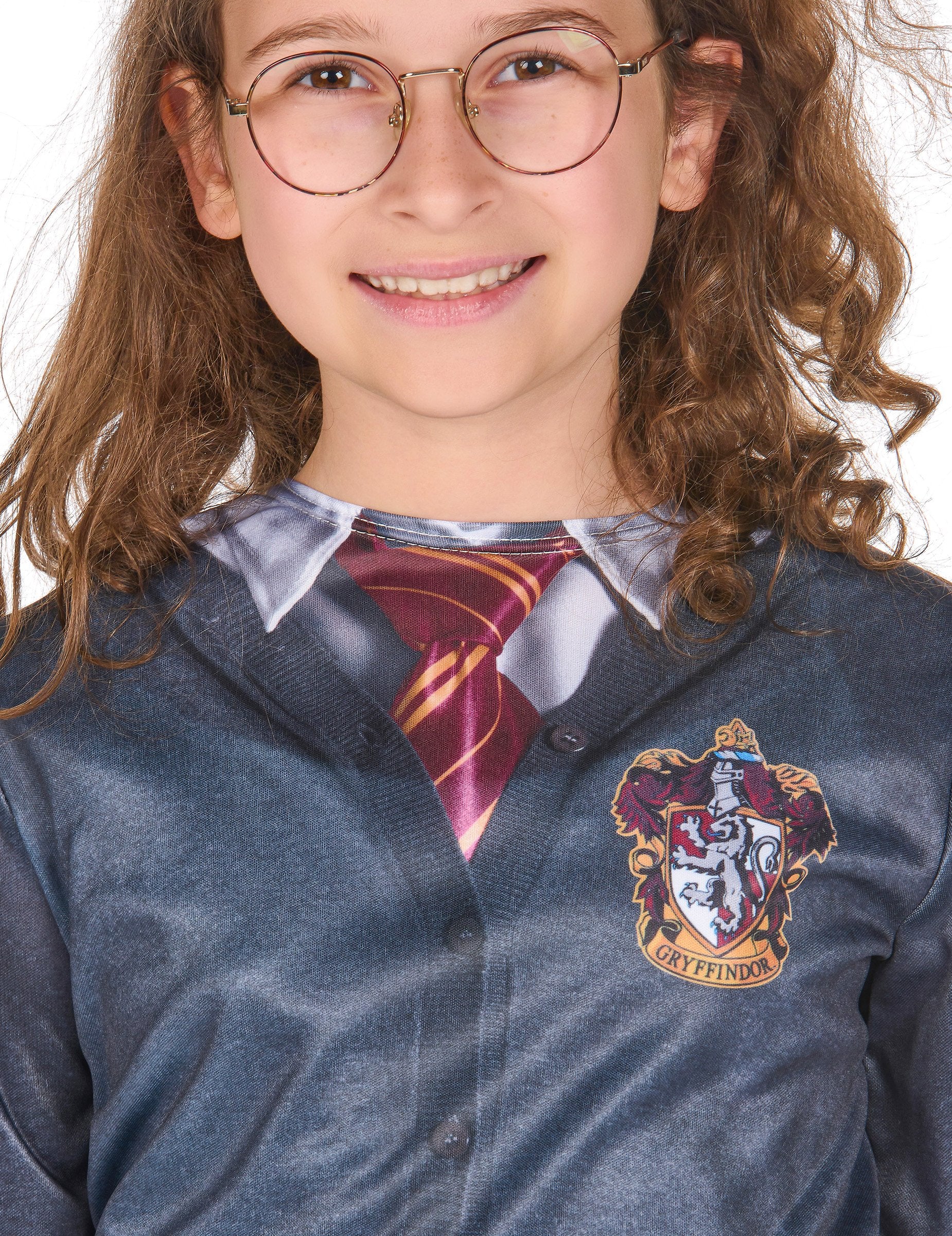 Gros plan sur le blason et la cravate imprimée du top avec jupe Gryffondor Harry Potter™ pour fille