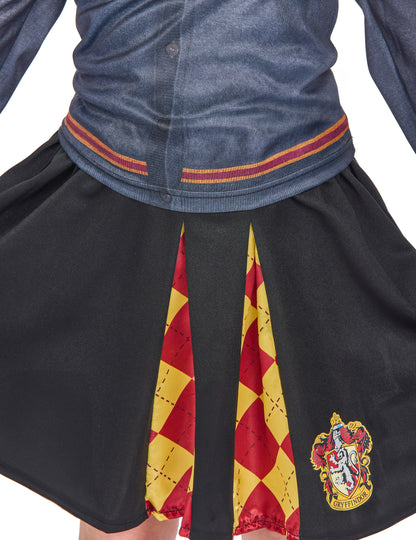 Détail des plis à losanges de la jupe du top avec jupe Gryffondor Harry Potter™