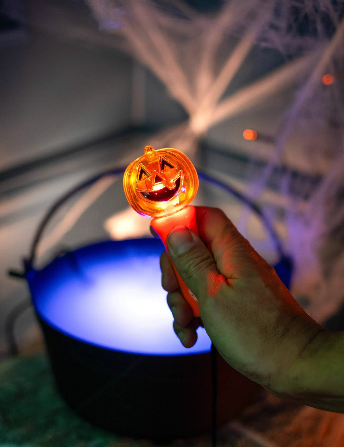 A fényhatás bemutatása a világító tök spinner fáklyánál