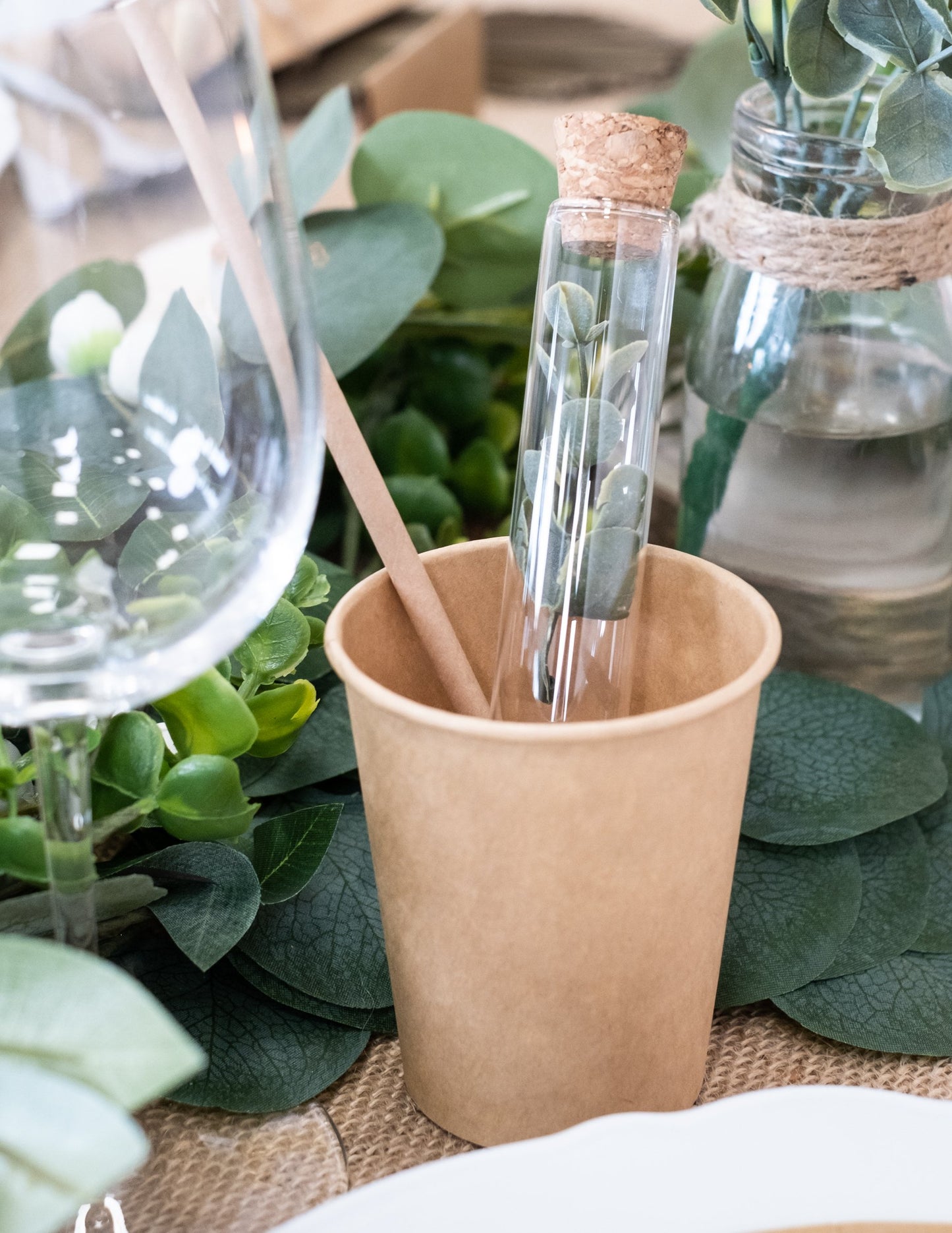 Vidám, növényekkel teli jelenet az üvegpróba cső bulihoz