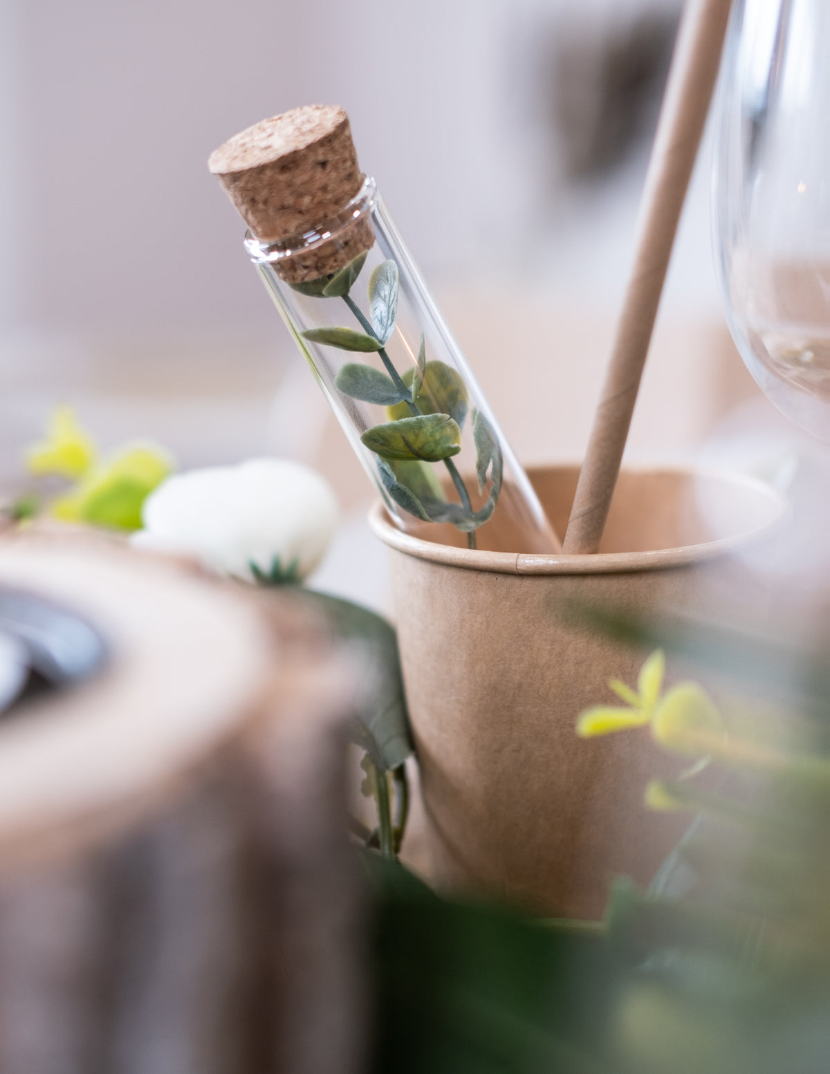 Gros plan sur la branche de feuillage du tube éprouvette en verre pour décoration de table