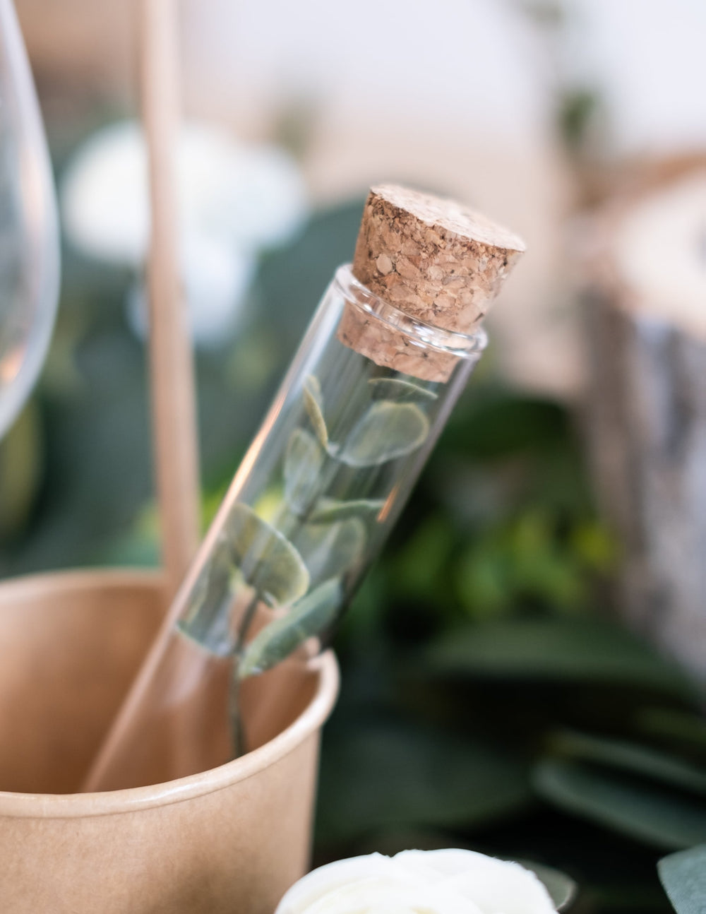 Gros plan sur le bouchon en liège du tube éprouvette en verre pour décoration de table