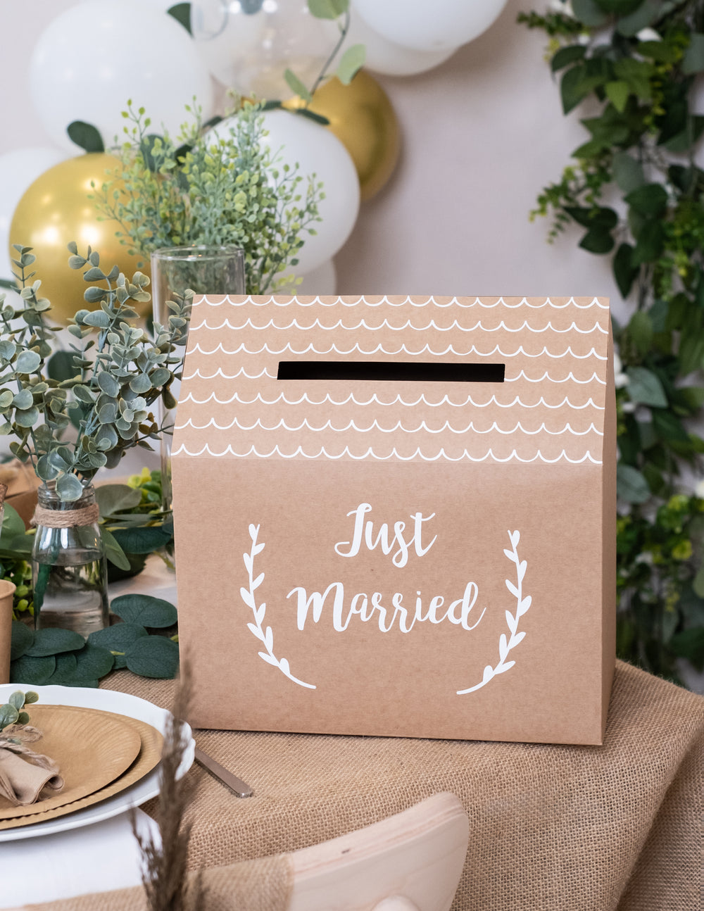Mise en situation de fête de l'urne Just Married pour mariage en carton kraft en forme de maison